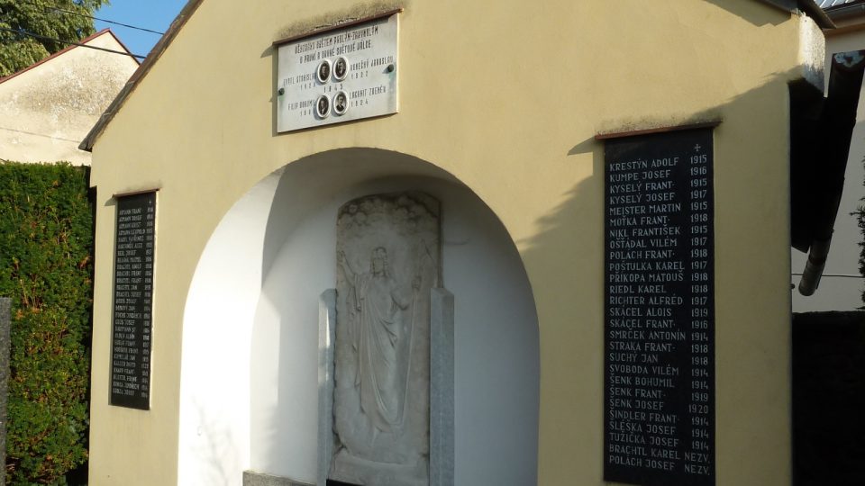 Kaplička křížové cesty přebudovaná na pomník obětem světových válek