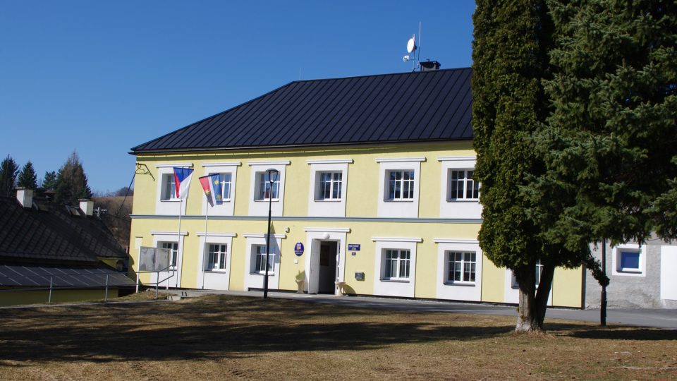 Někdejší škola dnes obecní úřad a kulturní zařízení