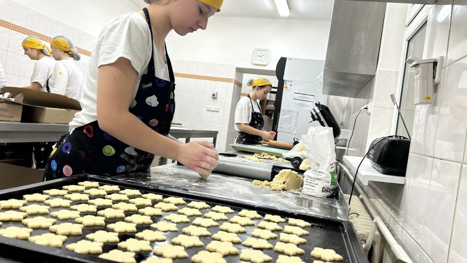 Studenti přerovské střední školy gastronomie a služeb připravují vánoční cukroví