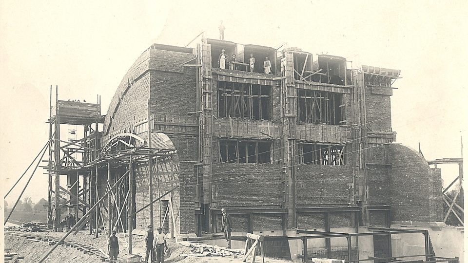 Stavba elektrárny v roce 1921