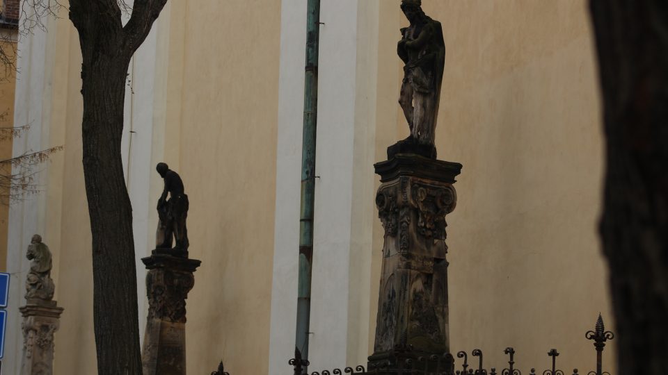 Sochy bolestného růžence přenesené ke zdi kostela sv. Michala