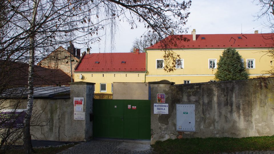 Mateřská školka sídlí v Zámečku, který kdysi sloužil jako sídlo správy velkostatku i Spolku moravských cukrovarů