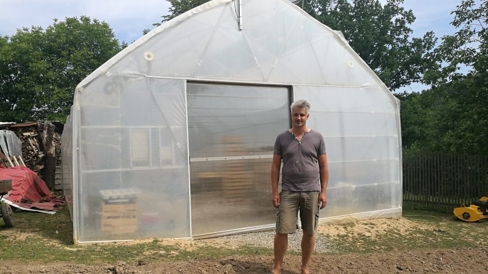 Tomáš Drlík u skleníku se sazenicemi