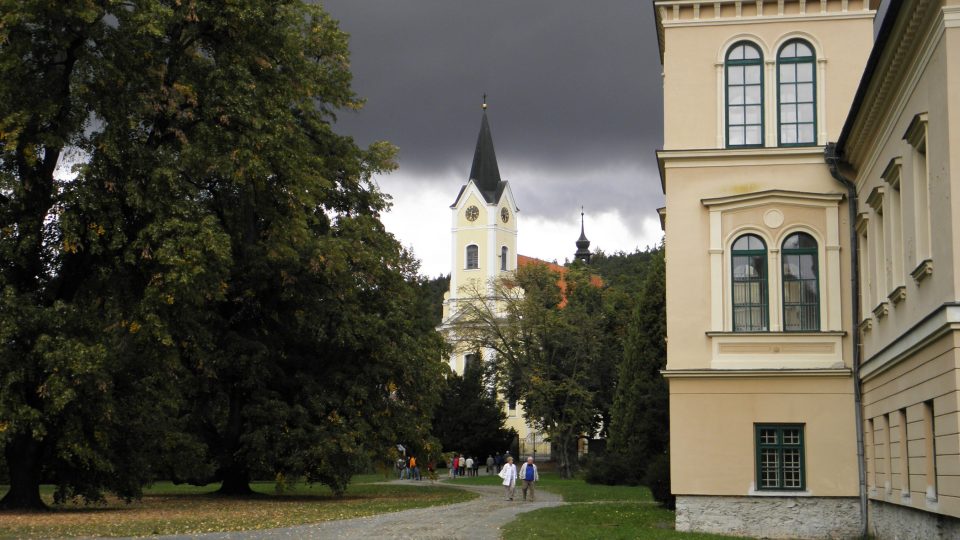Západní křídlo zámku míří k prostranství před kostelem