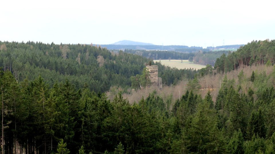Výhled z bezemínského hradiště na hrad  Gutštejn