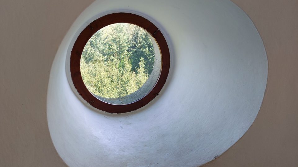 Do všech směrů vedou kulatá okna | foto: Irena Šarounová, Český rozhlas Do všech směrů vedou kulatá okna