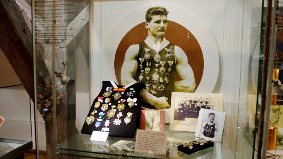 Část medailí, které Gustav Frištenský za svou kariéru získal.JPG