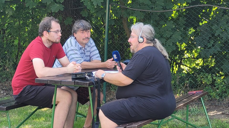 Redaktor Mirek Kobza (vpravo) v rozhovoru