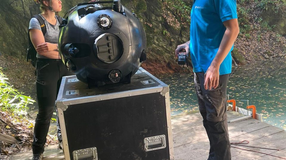 Speleologové zkoumají Hranickou propast pomocí ponorného robota