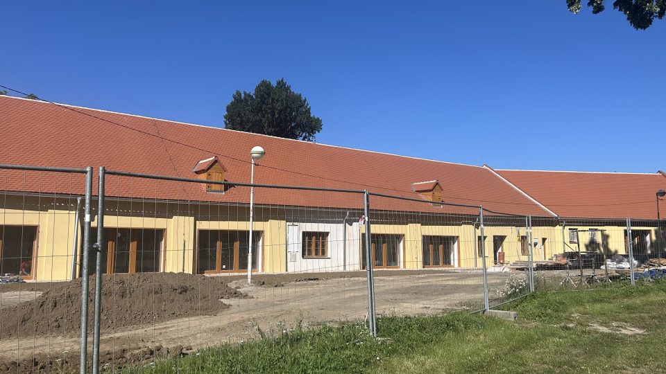 Hospodářské budovy v areálu tovačovského zámku přestavují na komunitní a kreativní centrum | foto: Lenka Kratochvílová, Český rozhlas Hospodářské budovy v areálu tovačovského zámku přestavují na komunitní a kreativní centrum