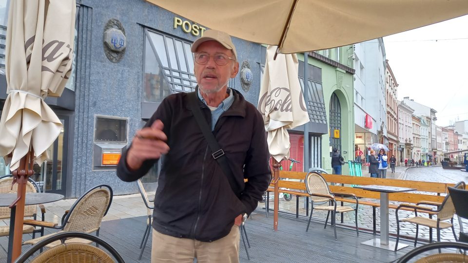 Olomoučtí swingaři: Trumpetista a zpěvák Bronislav Ludmila v kavárně na olomouckém Horním náměstí