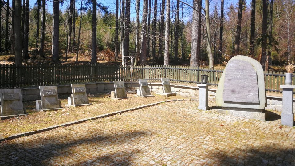 Na lesním hřbitově Rudohoří nad Domašovem najdeme i pohřbené Němce, kteří byli internováni po konci války