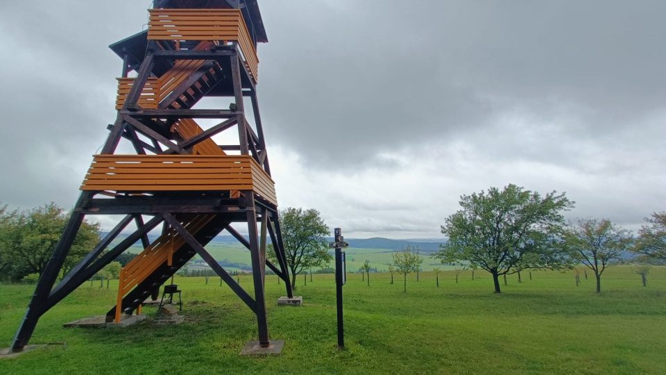 Rozhledna stojí od roku 2011 na kopci zvaném Skalka ve výšce 492 metrů nad mořem