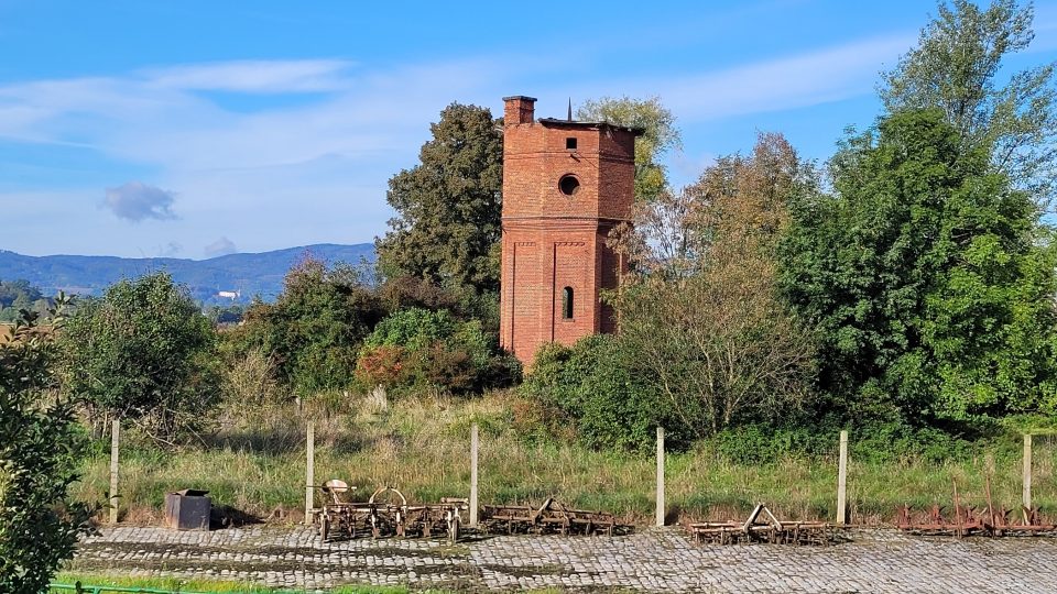 Vodní věž na někdejším nádraží v dnešní polské obci Dziewiętlice