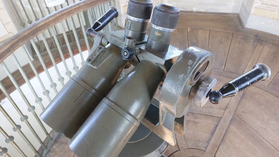 Díky dalekohledu je možné pozorovat i detaily ve větší dálce. Za dobrého počasí je vidět až na Pálavu | foto: Irena Šarounová, Český rozhlas Díky dalekohledu je možné pozorovat i detaily ve větší dálce. Za dobrého počasí je vidět až na Pálavu