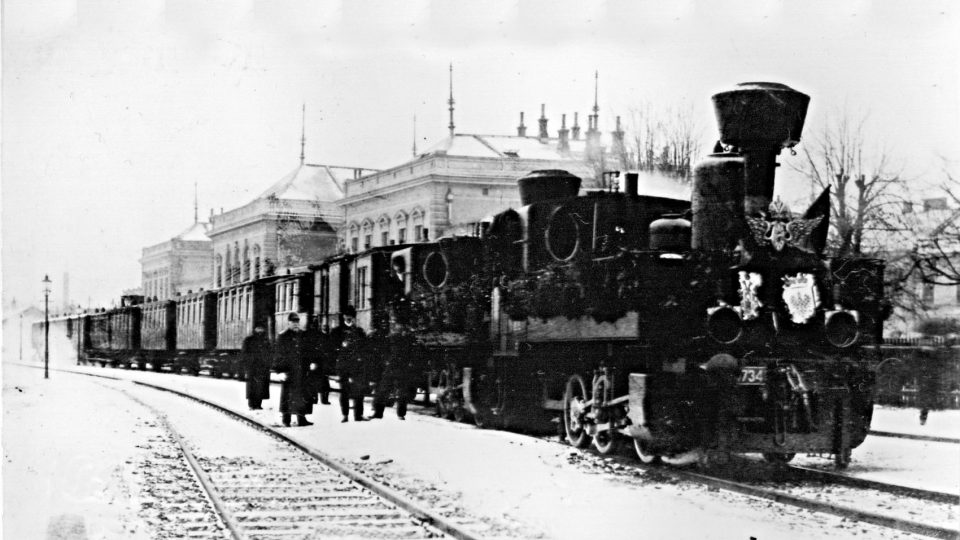 Slavnostní vlak při zprovoznění koutecké dráhy na šumperském nádraží v 12 listopadu 1904