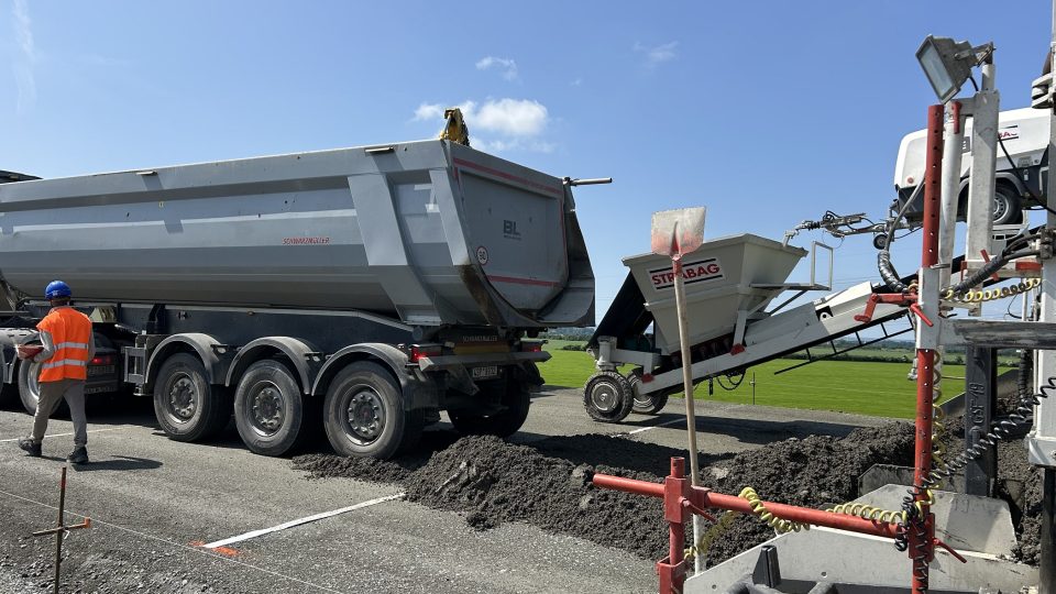 Na posledním chybějícím úseku dálnice D1 začali se zkušebním betonováním