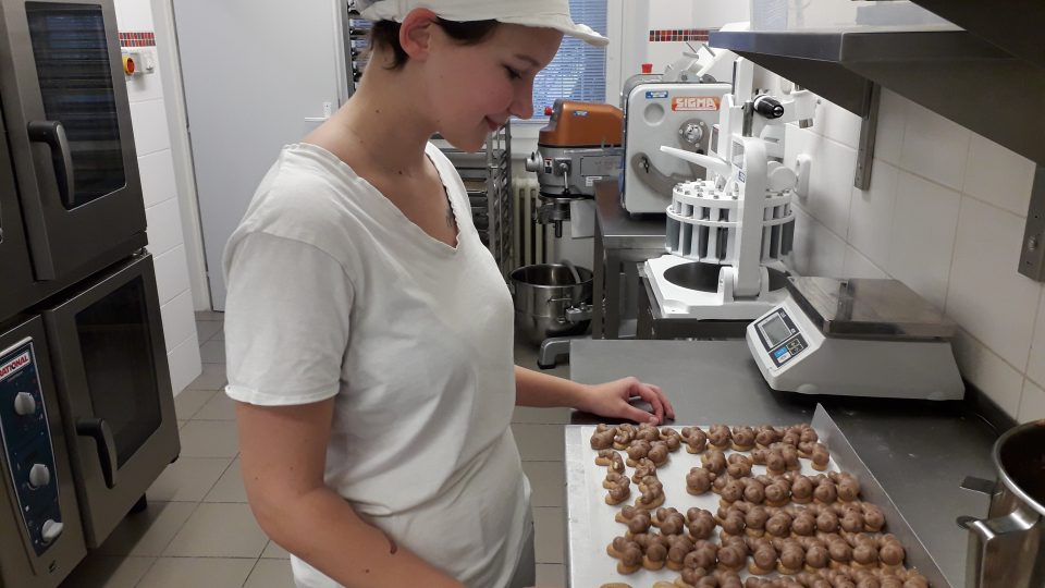 studentka Aneta připravuje ve školní cukrárně pařížské rohlíčky