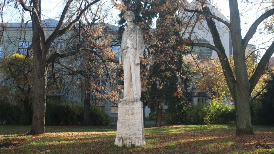 Památník Jiřího Wolkera na náměstí Svatopluka Čecha | foto: Aleš Spurný, Český rozhlas Památník Jiřího Wolkera na náměstí Svatopluka Čecha