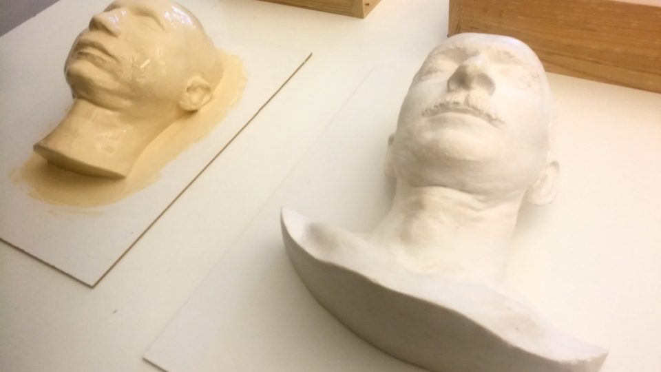 Posmrtná maska Štefánika je už natřená speciální hmotou, maska Beneše restaurátora ještě čeká