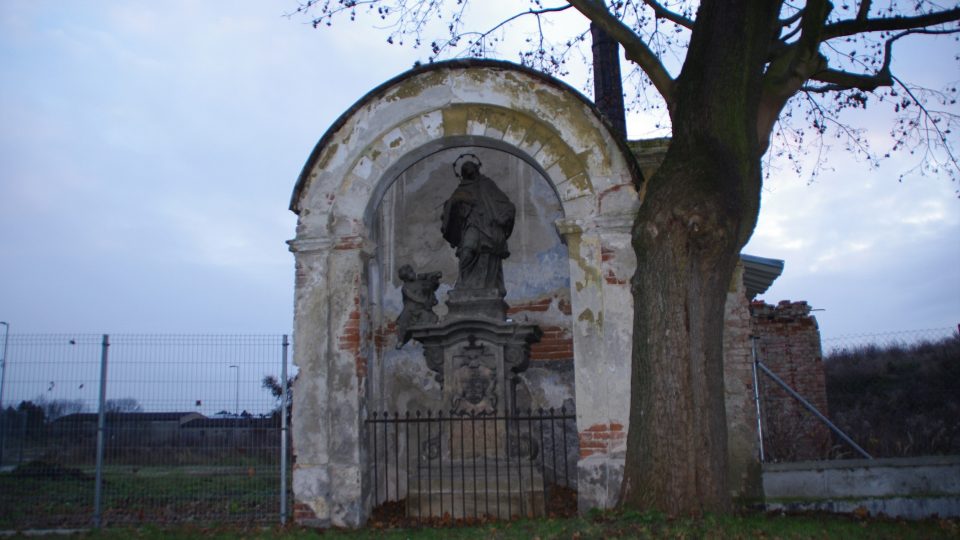 Socha sv. Jana Nepomuckého ve výklenku, který zbyl ze zdi někdejšího cukrovaru