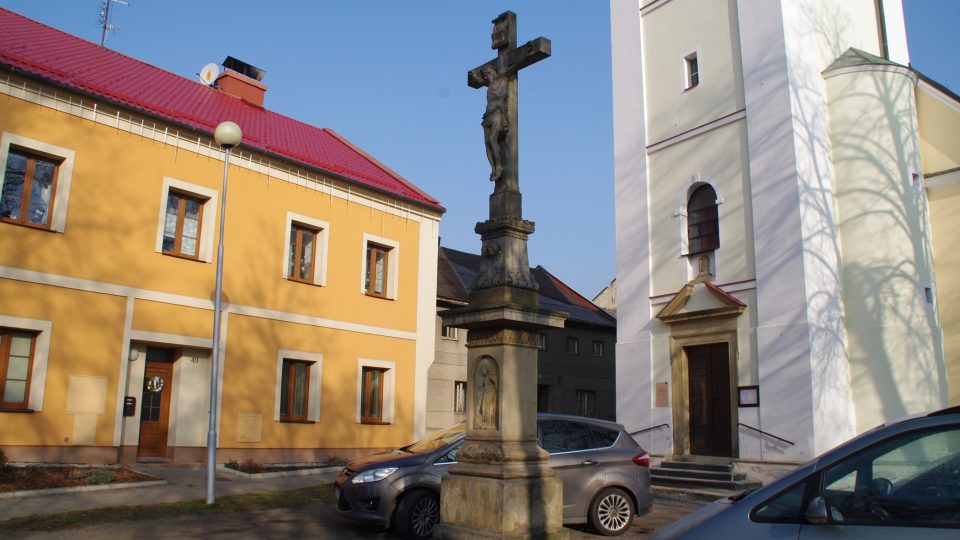 Kříž před kostelem vítal věřící z celé farnosti