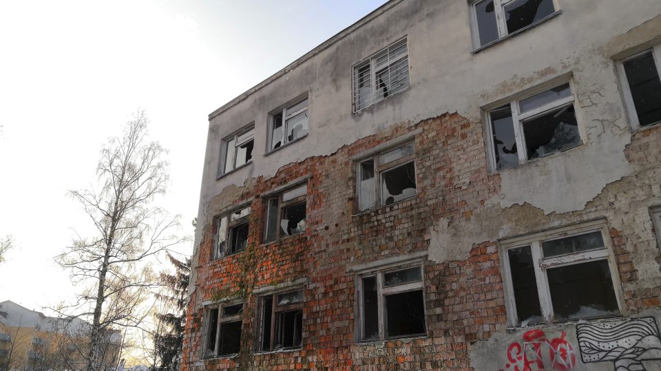 Demolice zchátralých vojenských budov na Tabulovém vrchu v Olomouci