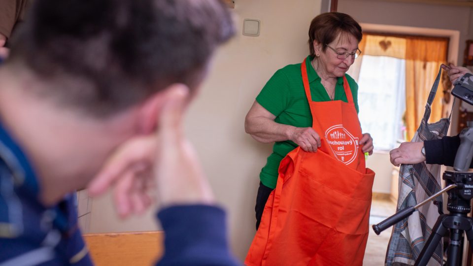 Stanislava Kotlabová si bere zástěru Pochoutkového roku | foto: Martin Čuřík Stanislava Kotlabová si bere zástěru Pochoutkového roku