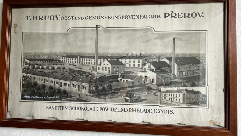 Někdejší podoba továrny na historické fotografii