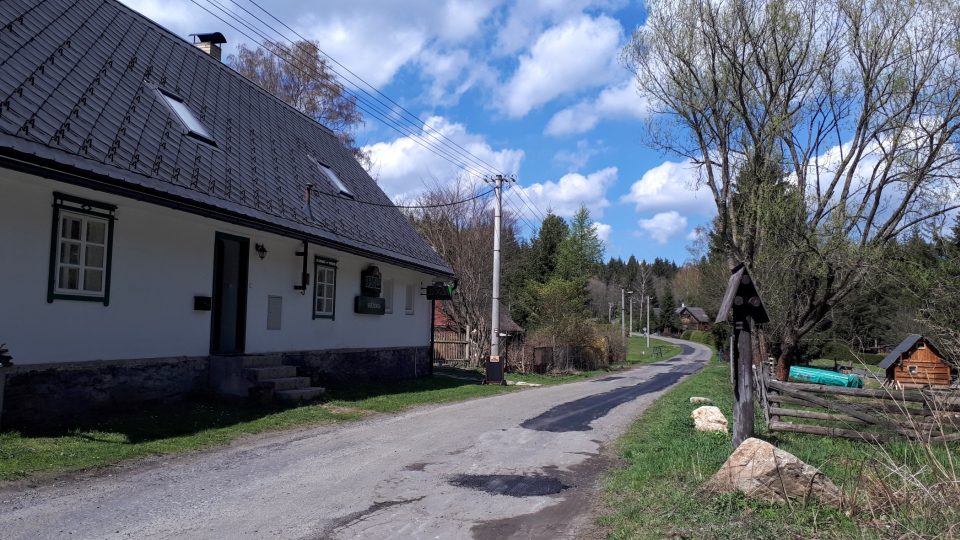 Stezka začíná na okraji vrbenské osady Mnichov.jpg