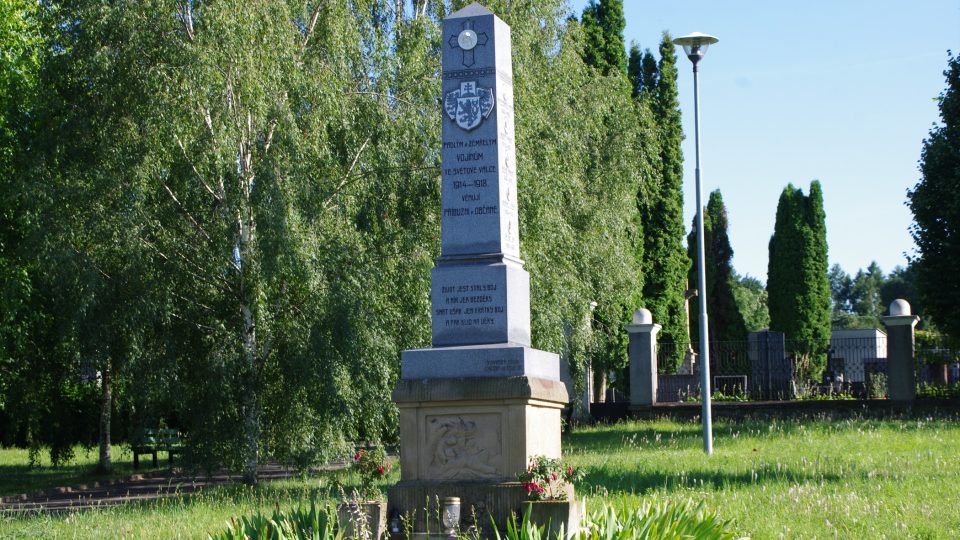 Pomník padlým stojí u hřbitova