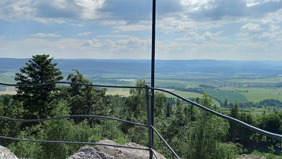 Pohled na Hanácké roviny a hradbu Nízkého Jeseníku z Bradla