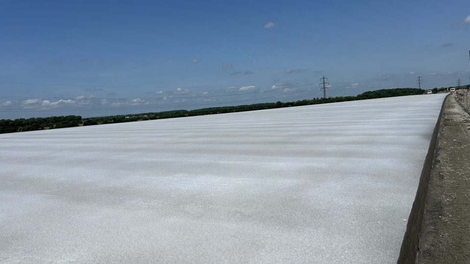 Na posledním chybějícím úseku dálnice D1 začali se zkušebním betonováním