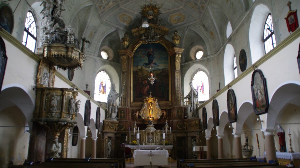 Hlavní oltář pochází z původního katolického kostela, barokní kazatelna je pak dílem kladských sochařů