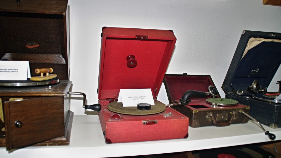 První kufříkový gramofon vyrobený v Litovli byl ještě na kliku