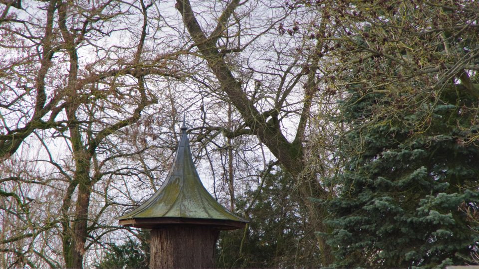 Koráb, altánek vytvořený z kmene dubu se skrývá za zdí zámku v parku