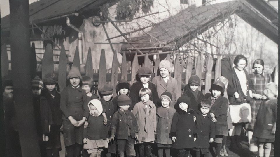 Ve strojovně Dolu Michal jsou k vidění i historické fotografie. Zde jsou děti z hornické kolonie