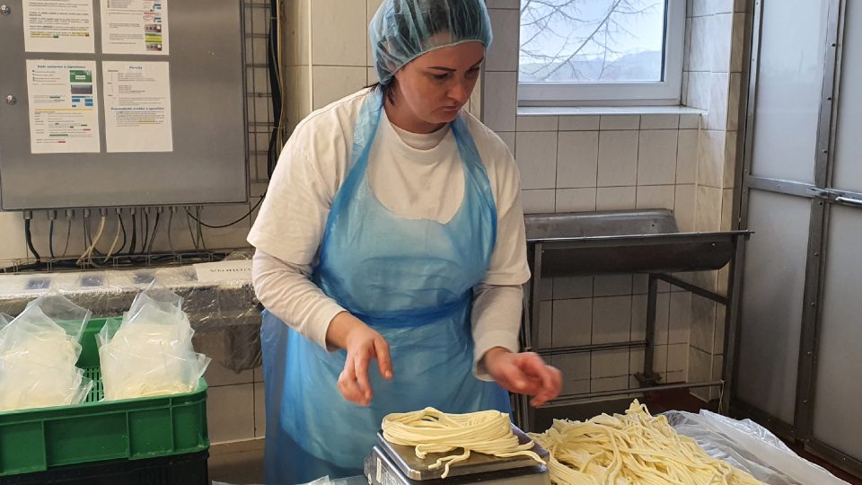 Provázky sýrů se pečlivě odvažují