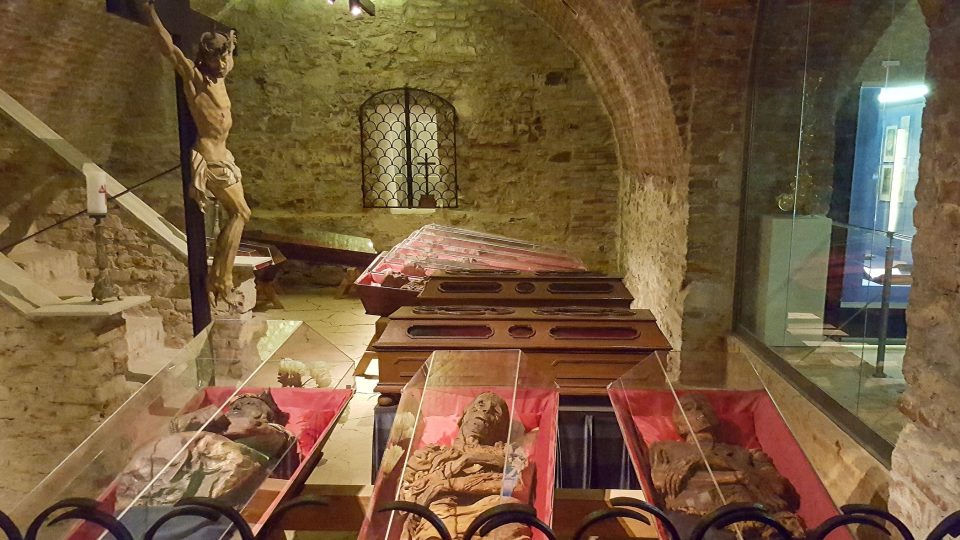 V Klatovských katakombách odpočívá na čtyřicet mumifikovaných těl