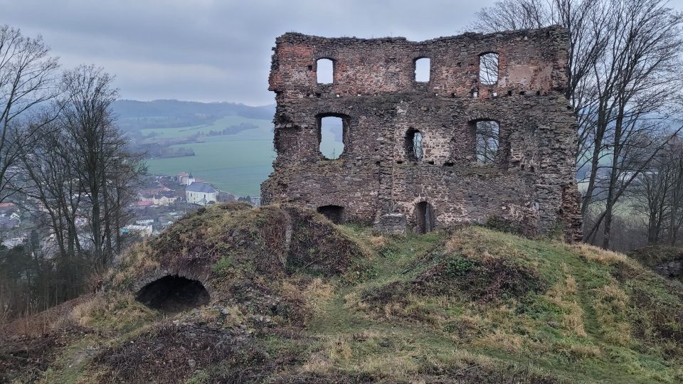 Severozápadní stěna paláce je dominantou ruiny i při pohledu z údolí Třebůvky