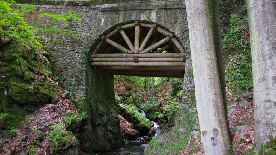starý kamenný most nad vodopády.JPG