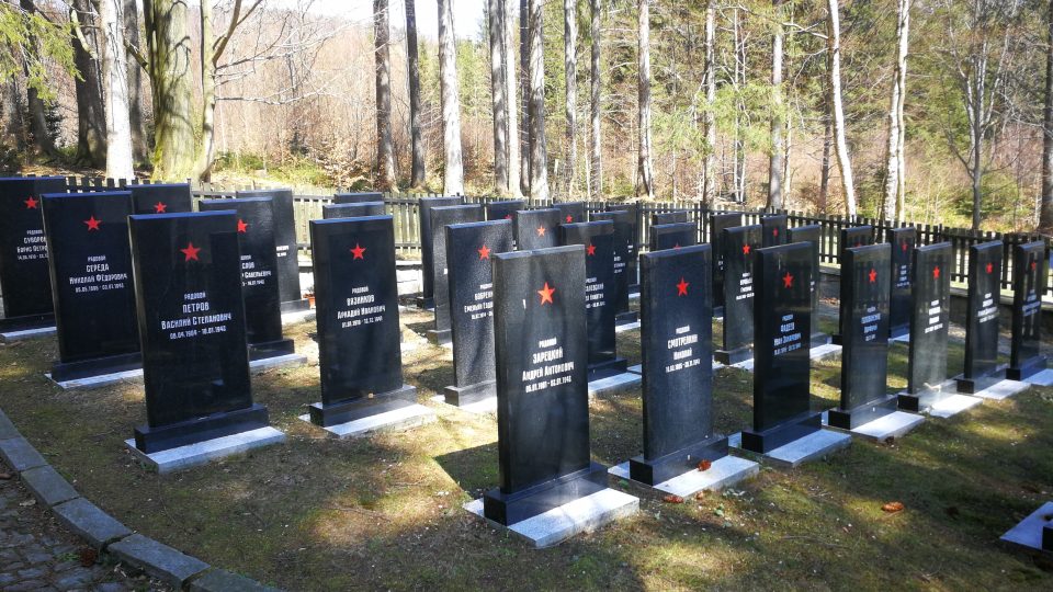 Díky spolupráci Romana Janase z ruskou ambasádou se podařilo hřbitov Rudohoří opravit do současné podoby
