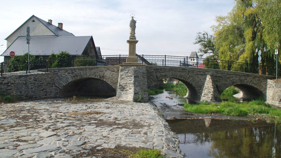 Barokní most přes Oslavu zdobí socha sv. Jana Nepomuckého