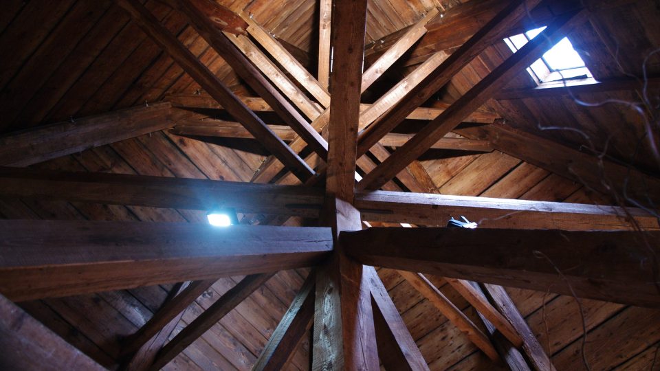 Složitá trámová konstrukce routové střechy Černé věže.JPG