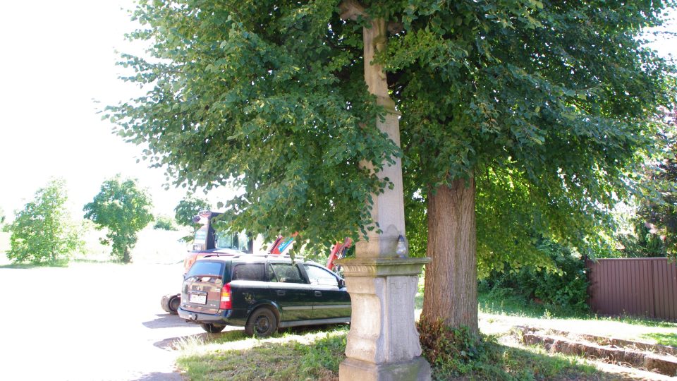 Kříž z roku 1818 v dolní části obce