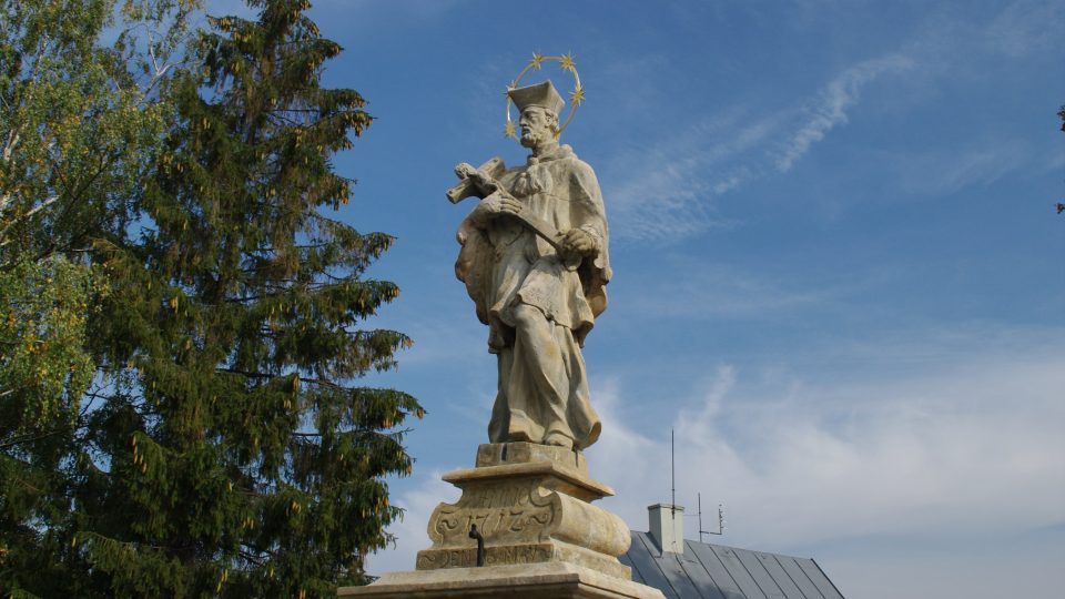 Sv. Jan Nepomucký byl na tříobloukovém mostě vztyčen patrně pět let po jeho dokončení v roce 1717
