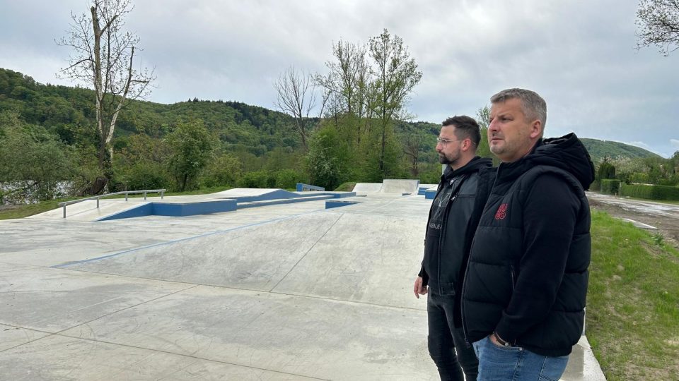 Zleva Marek Langer, který pomáhal skatepark projektovat, a starosta Hranic Daniel Vitonský z hnutí ANO