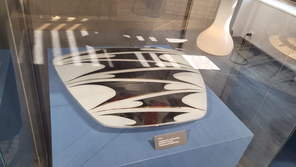 Ložnicová mísa, druh lustru designovaného ve stylu Expo 58 patří k unikátům zdejší produkce