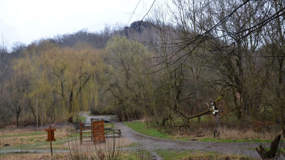 Na Kozí hřbety navazuje za údolím Únětického potoka Holý vrch s Alšovou vyhlídkou