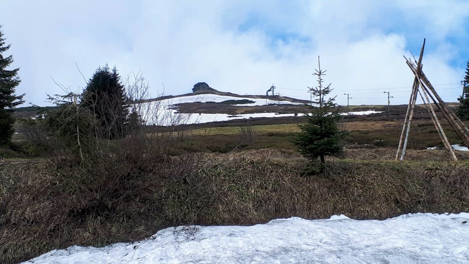 Kvůli výskytu dvou endemitů, zvonku jesenického a lipnice jesenické, je turistům vstup na Petrovy kameny zapovězen.jpg